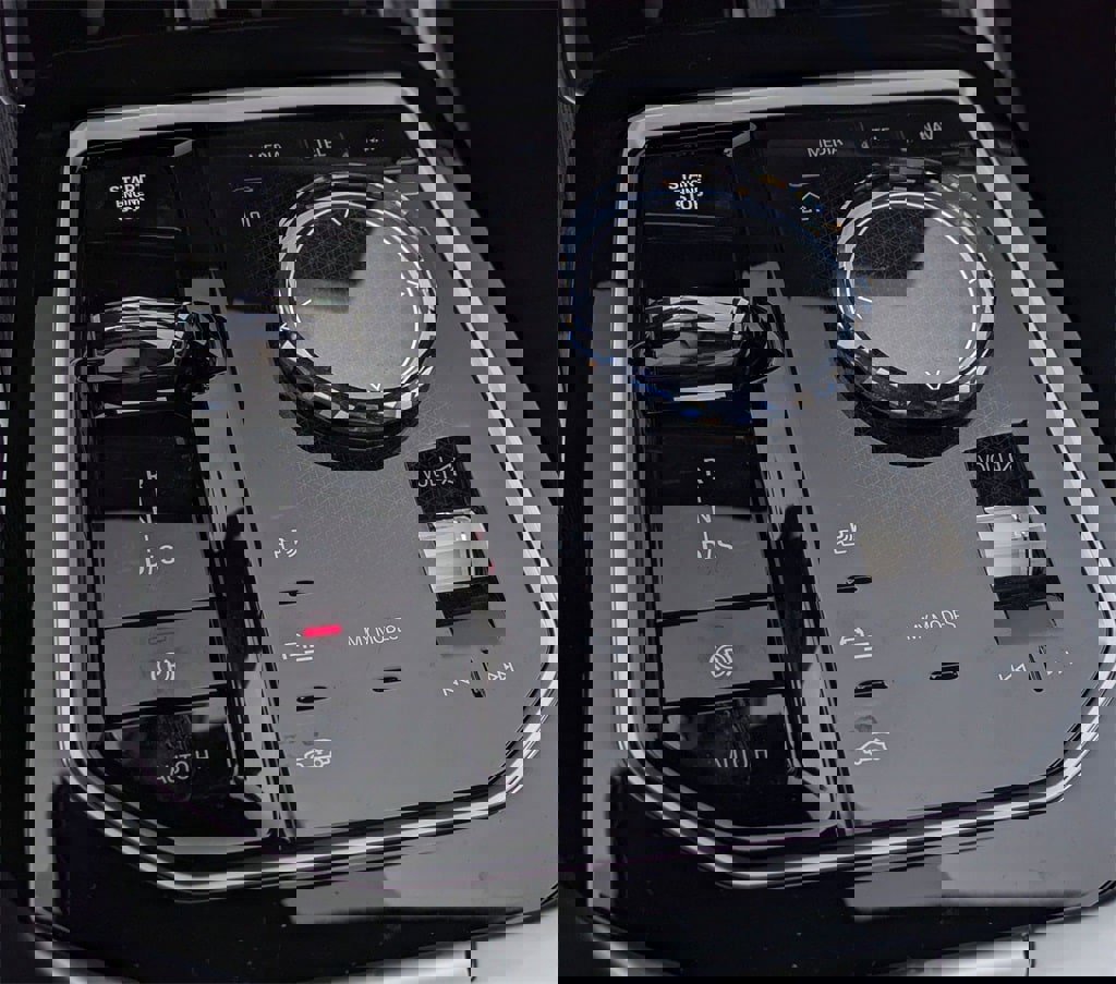 New 2025 BMW 740i xDrive w/ Premium Package image 20