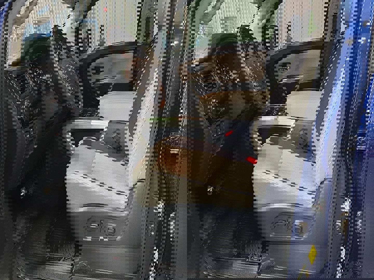 Used 2023 Nissan Titan SV w/ SV Convenience Package image 8