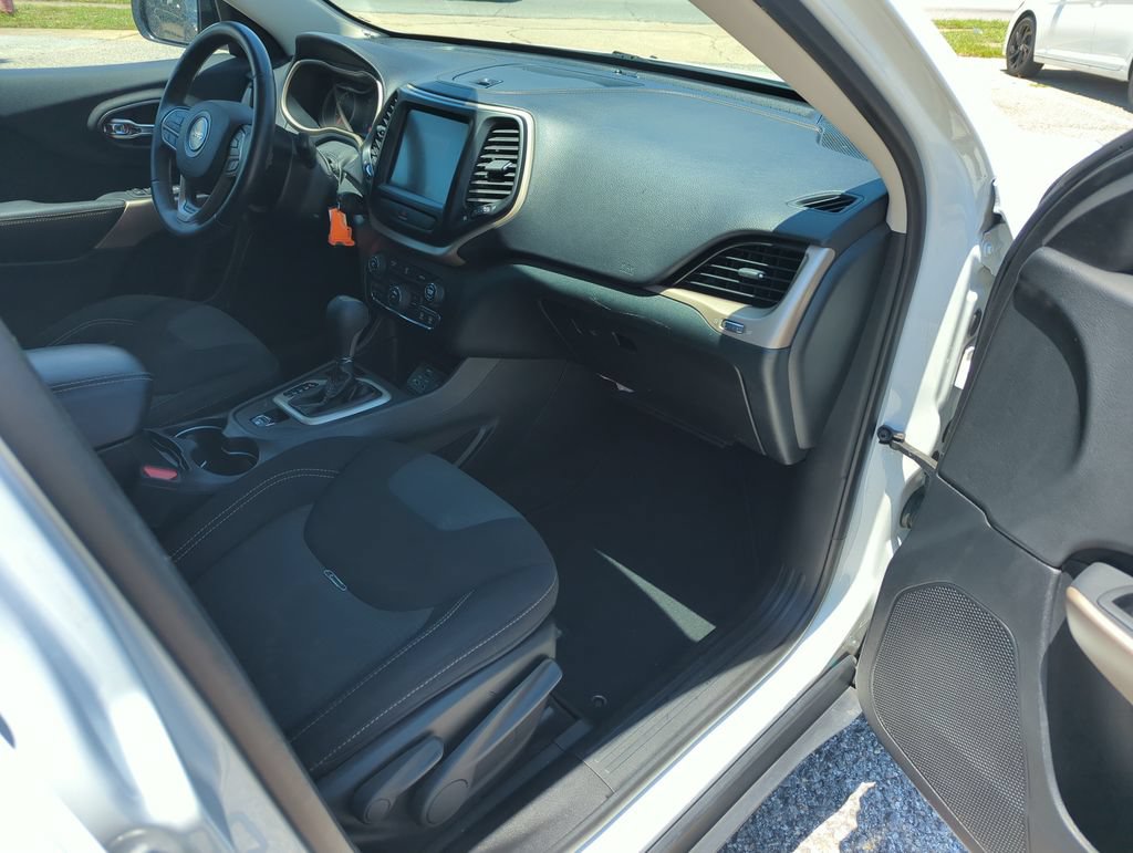 Used 2017 Jeep Cherokee Latitude FWD image 34