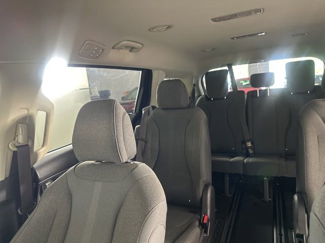 Used 2022 Kia Carnival LX image 11