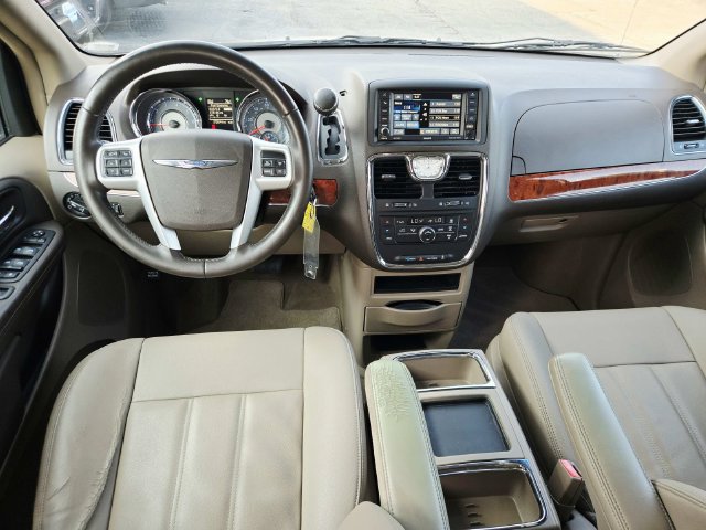 Used 2015 Chrysler Town & Country Touring FWD image 6
