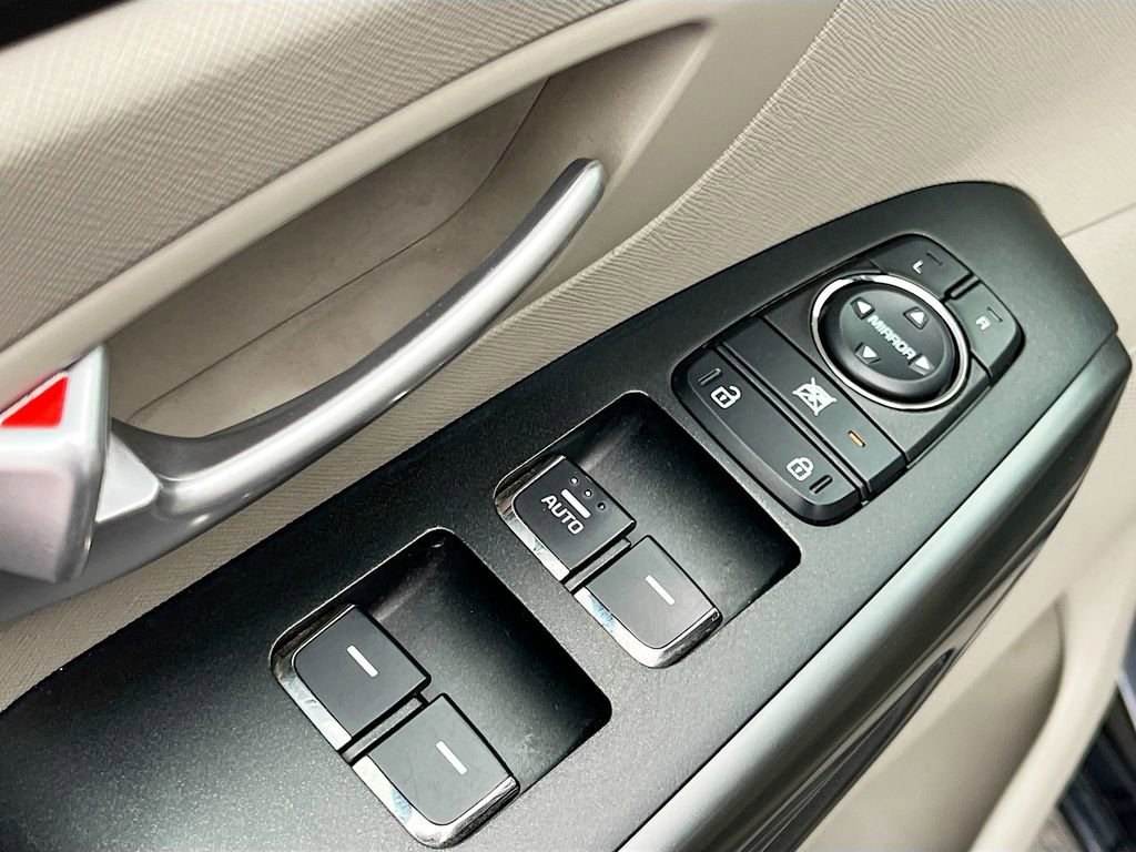 Used 2020 Kia Sedona LX image 17