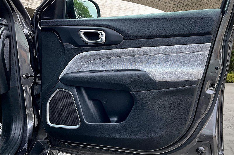 Used 2023 Jeep Compass Latitude AWD/4WD image 16