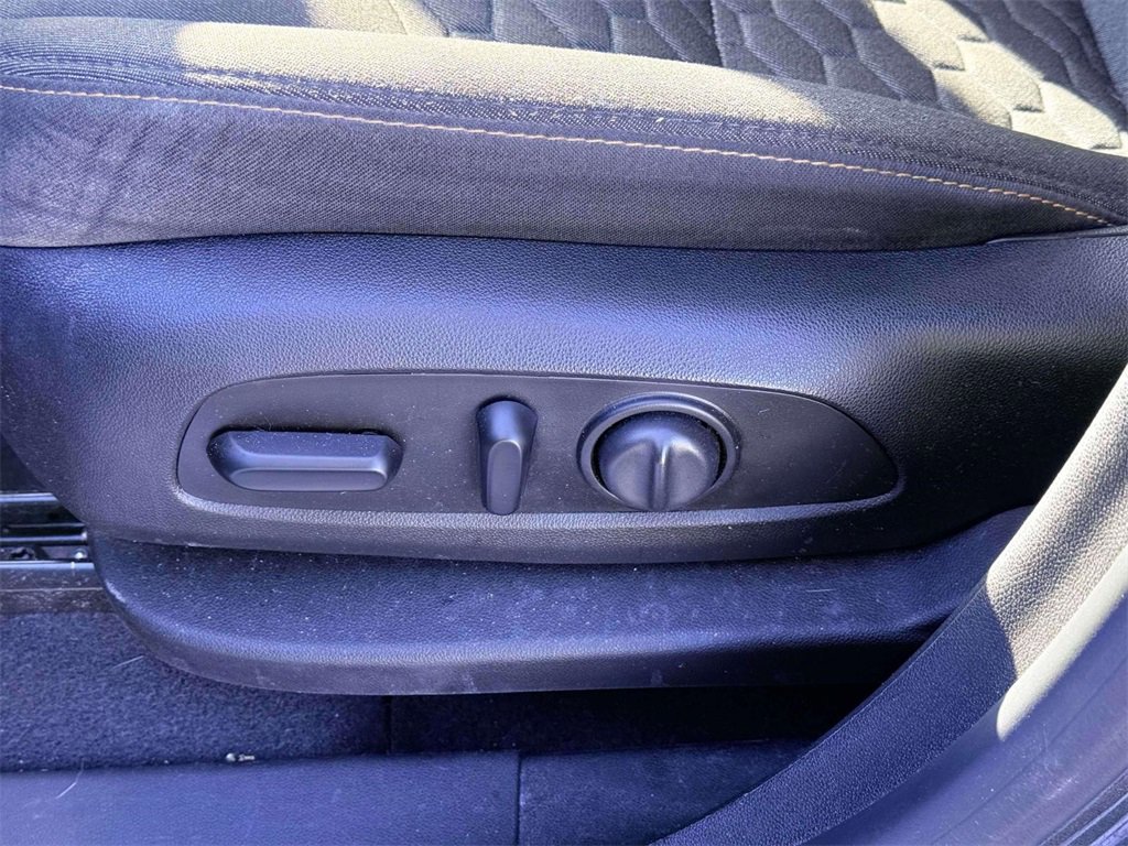 Used 2019 Chevrolet Equinox LT w/ Driver Convenience Package image 13