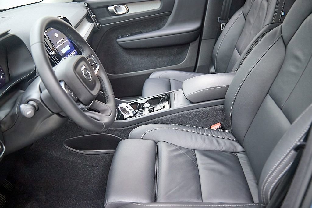 Certified 2023 Volvo XC40 B5 Plus image 17