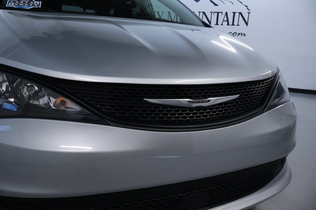 Used 2023 Chrysler Voyager LX FWD image 9