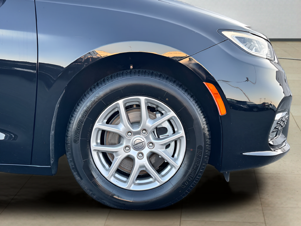 Used 2025 Chrysler Pacifica Select FWD image 39