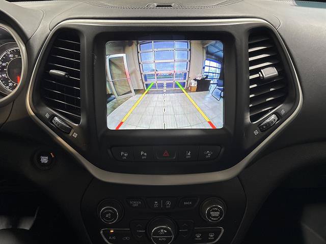 Used 2017 Jeep Cherokee Overland w/ Technology Group AWD/4WD image 11
