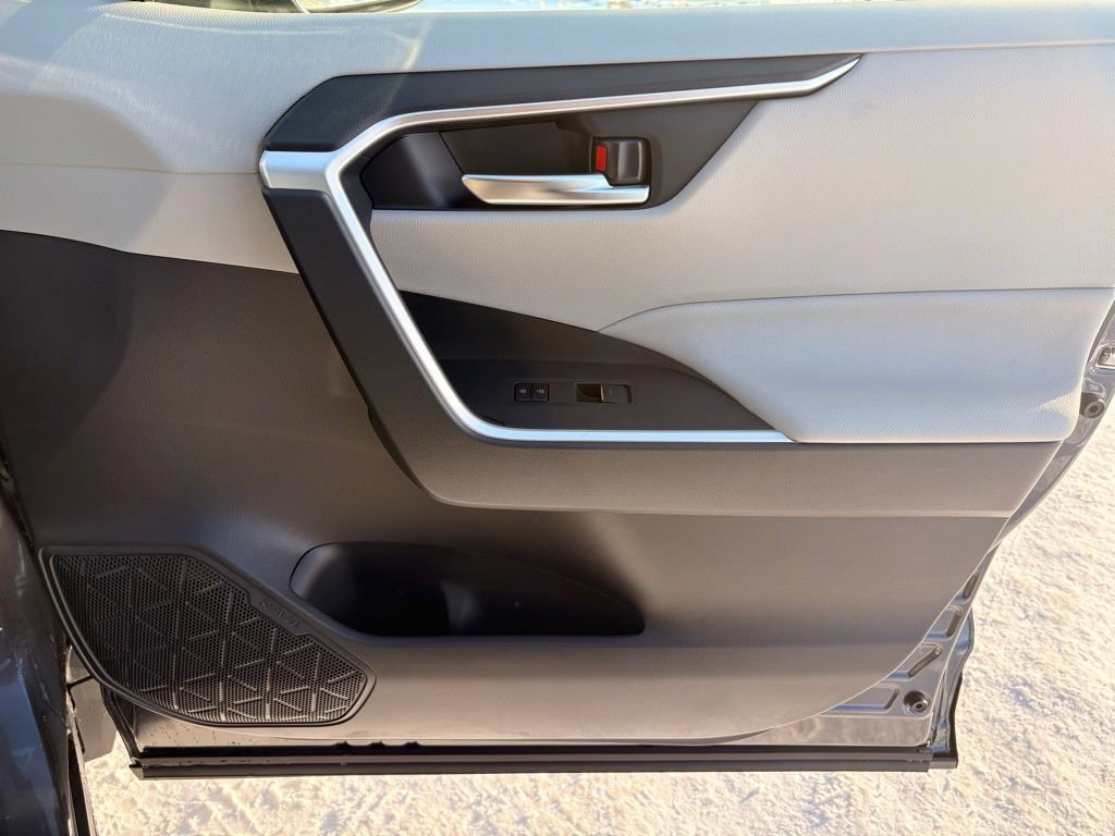 Used 2025 Toyota RAV4 XLE image 31