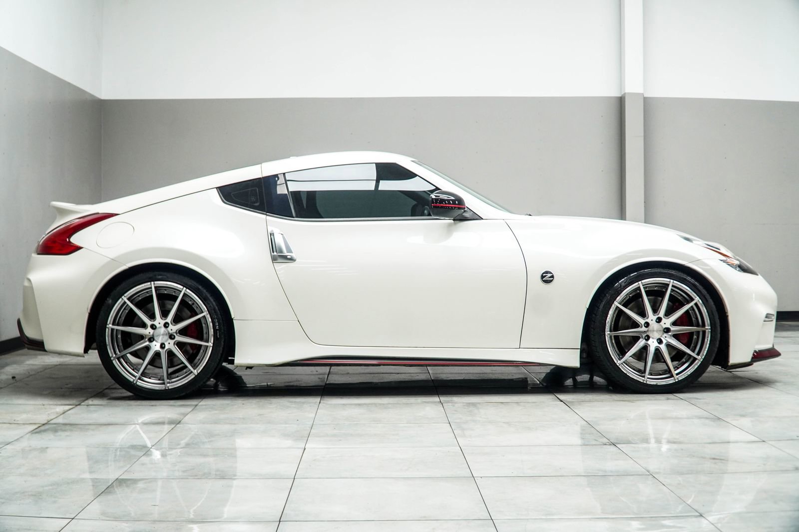 Used 2017 Nissan 370Z NISMO RWD image 6