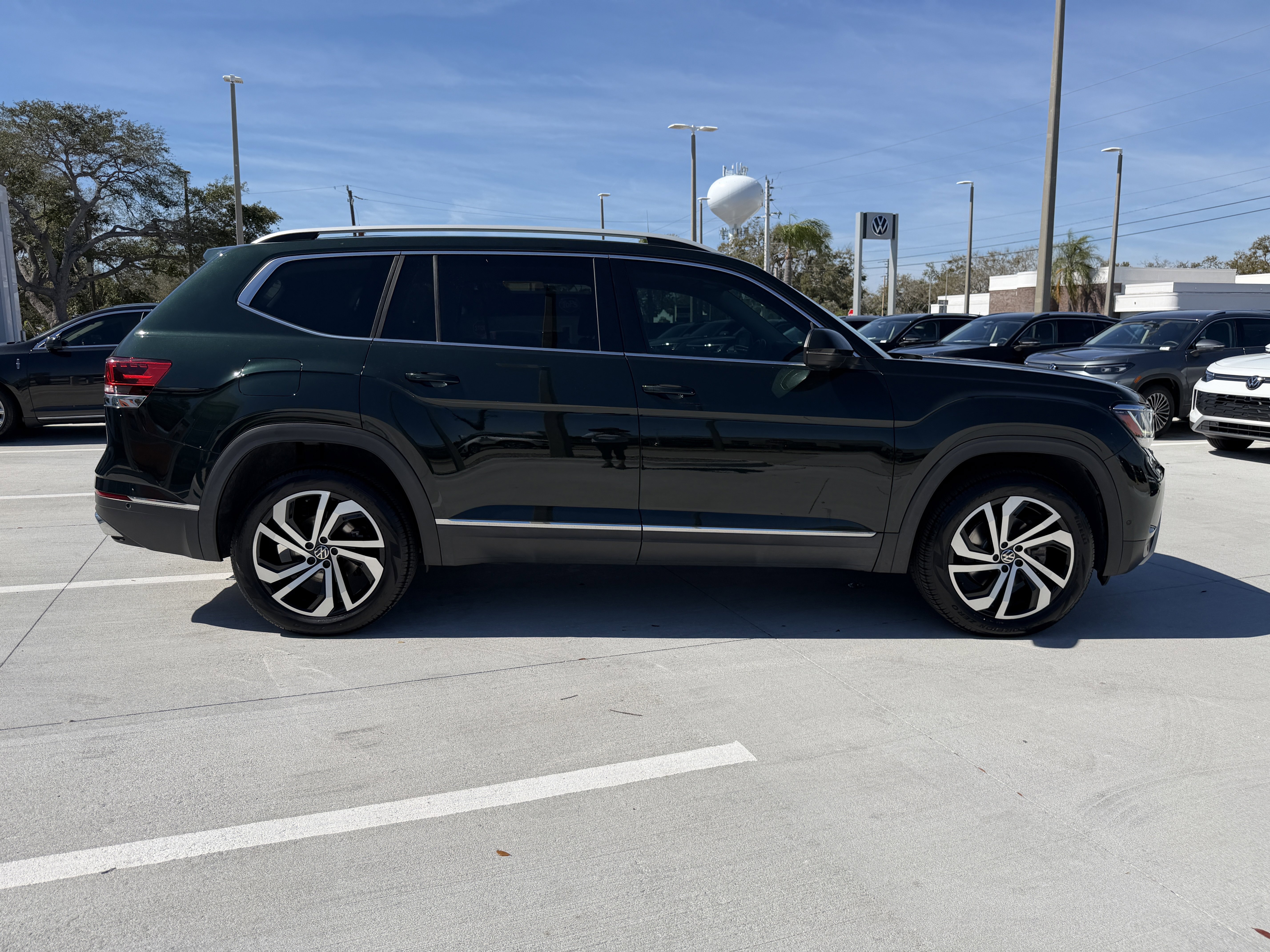 Used 2021 Volkswagen Atlas SEL Premium image 2