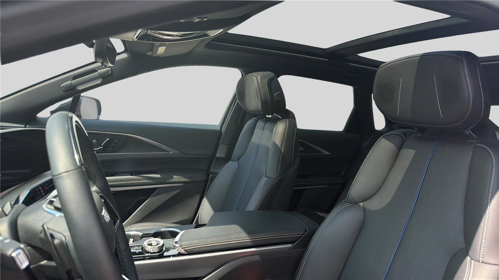 Used 2025 Cadillac Lyriq Luxury w/ LPO, Floor Liner Package image 17