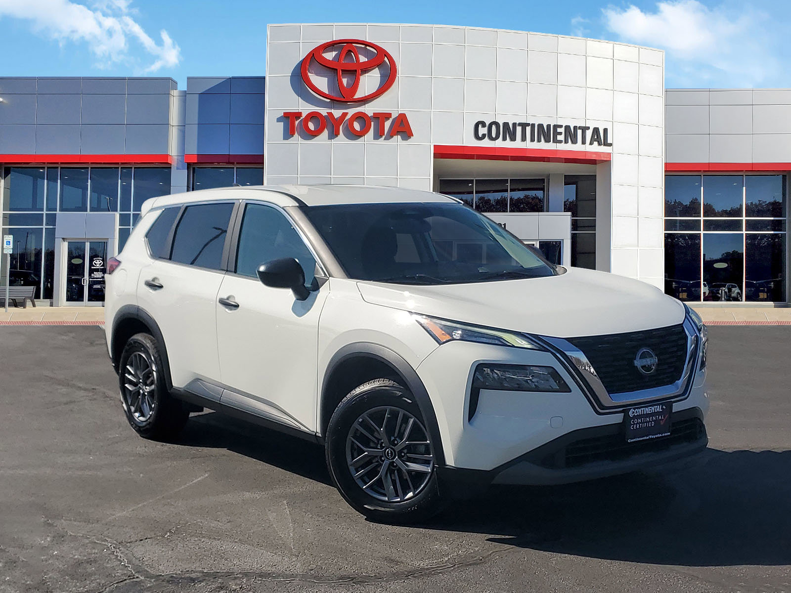 Used 2023 Nissan Rogue S image 2