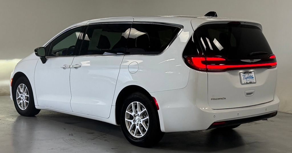 Used 2024 Chrysler Pacifica Touring FWD image 4