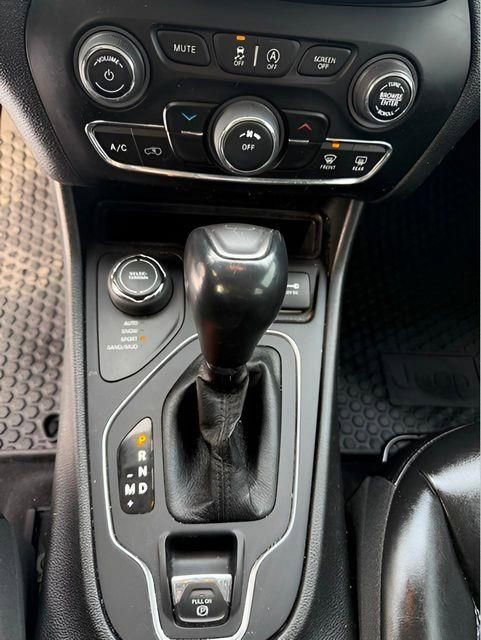 Used 2022 Jeep Cherokee Latitude w/ Sun & Sound Group image 14