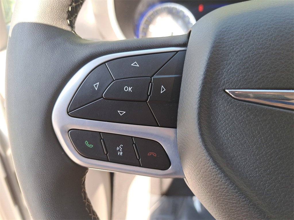 Used 2024 Chrysler Pacifica Touring-L image 17