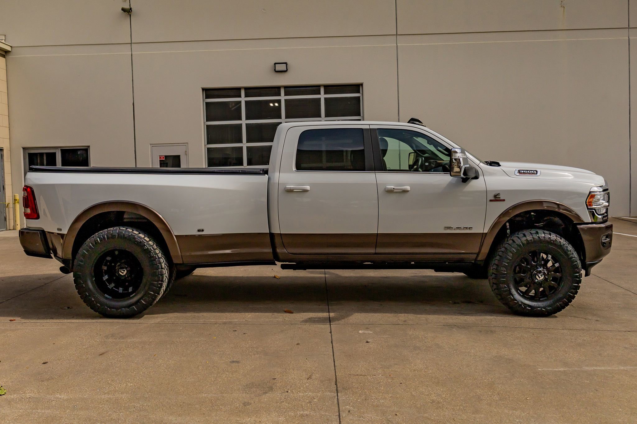 Used 2024 RAM 3500 Limited w/ Towing Technology Group image 11