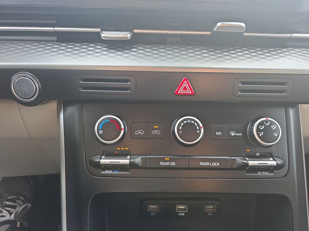 Used 2023 Kia Carnival LX image 27