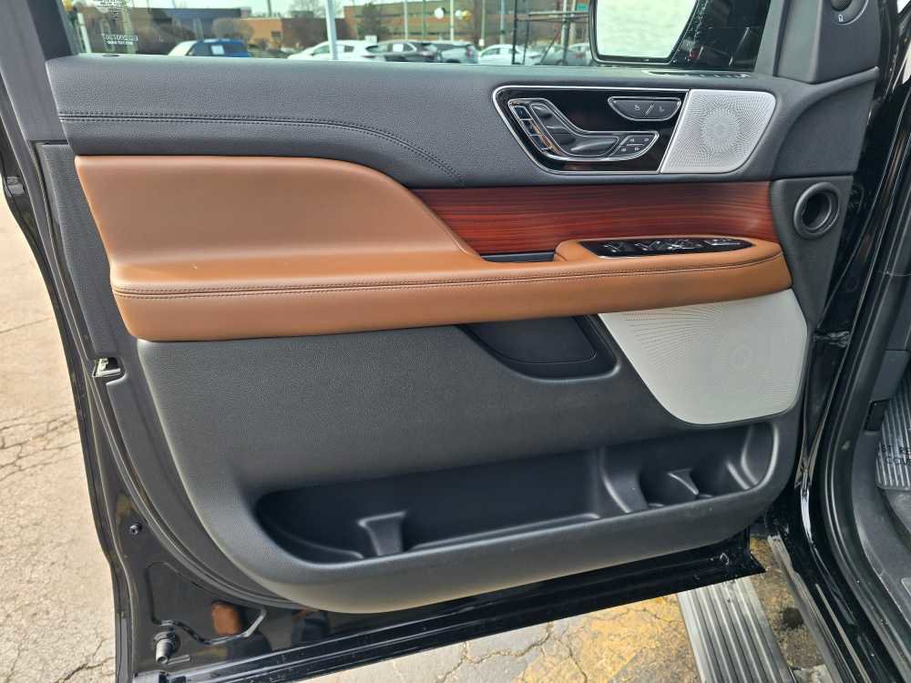 Used 2023 Lincoln Navigator Reserve image 13