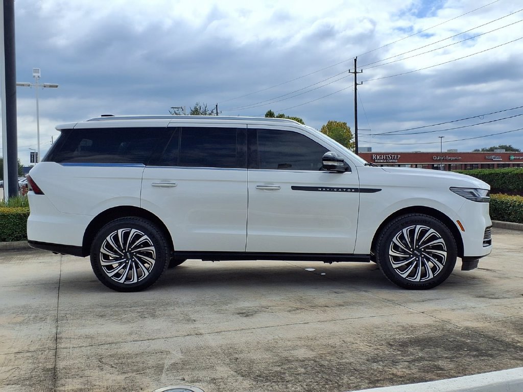 Used 2026 Lincoln Navigator Black Label AWD/4WD image 8