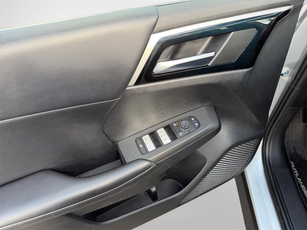 Used 2022 Mitsubishi Outlander SE image 14