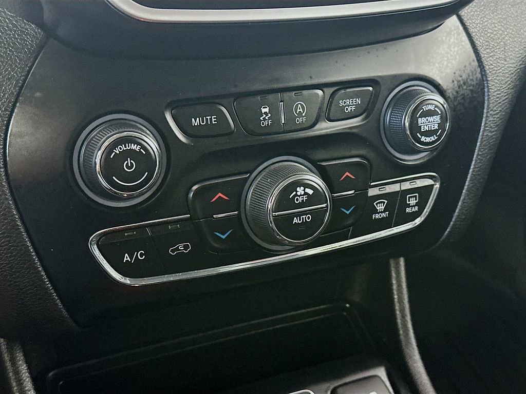 Used 2019 Jeep Cherokee Trailhawk w/ Comfort/Convenience Group AWD/4WD image 18