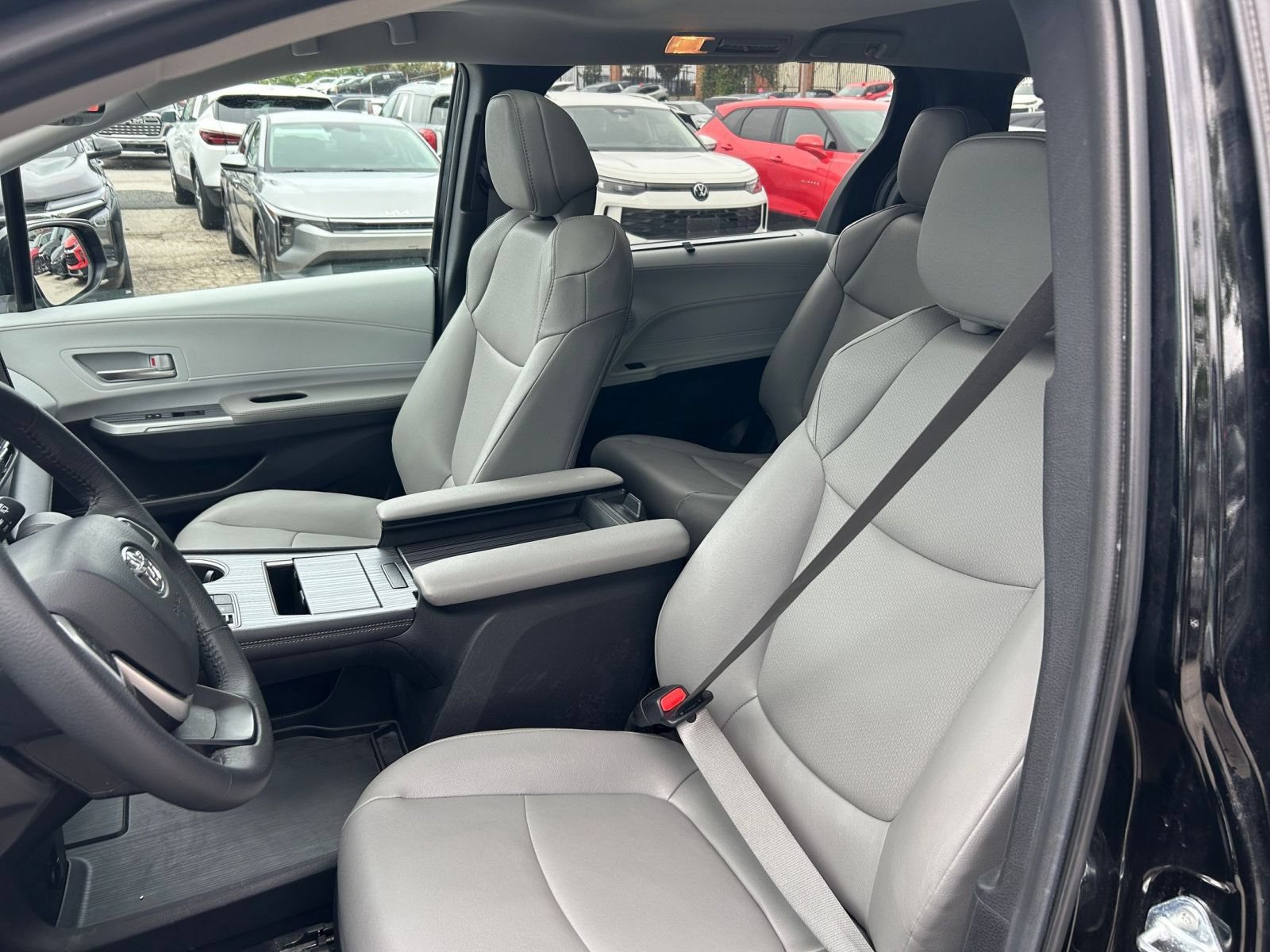 Used 2025 Toyota Sienna XLE FWD image 33