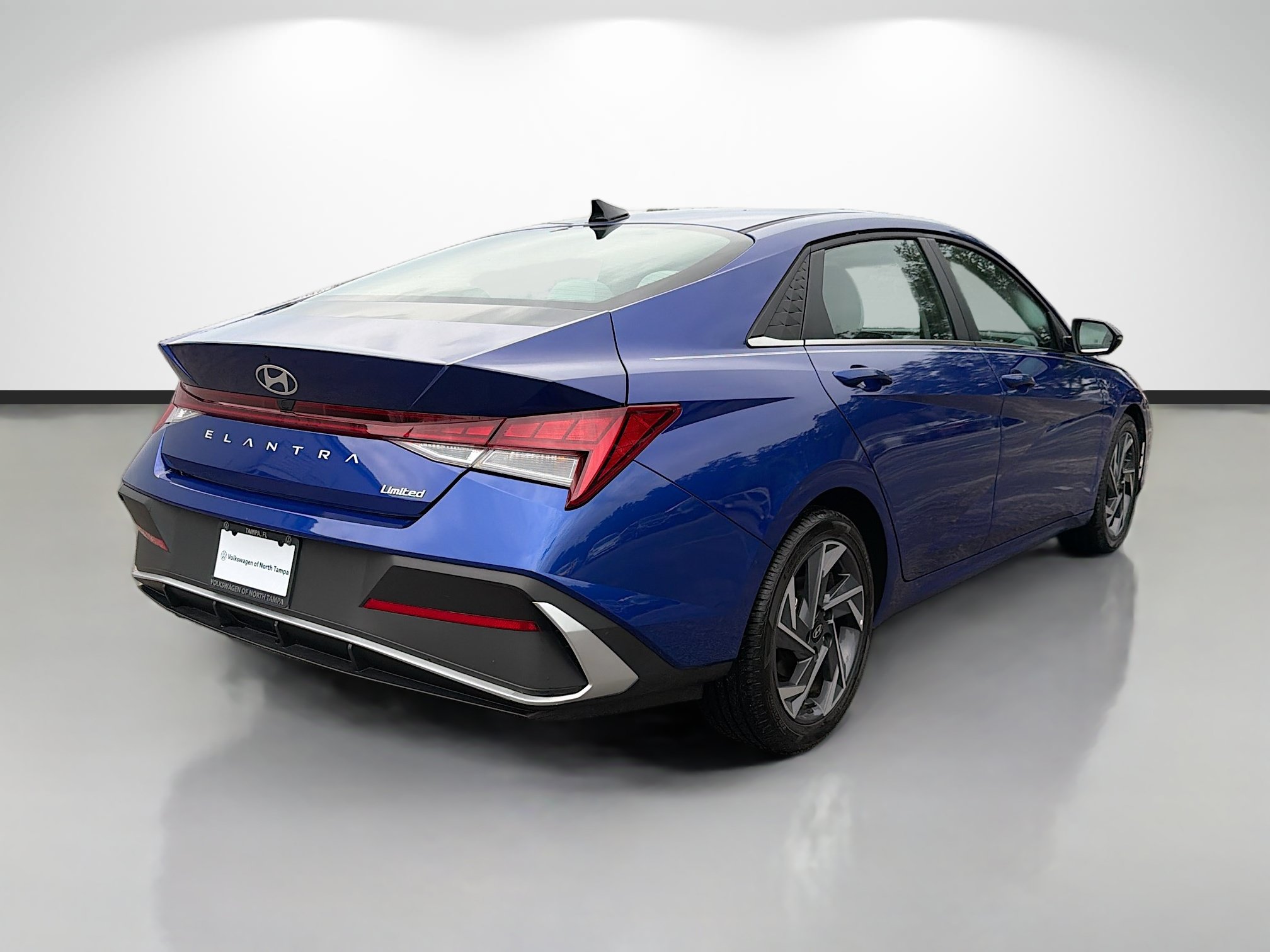 Used 2025 Hyundai Elantra Limited FWD image 3
