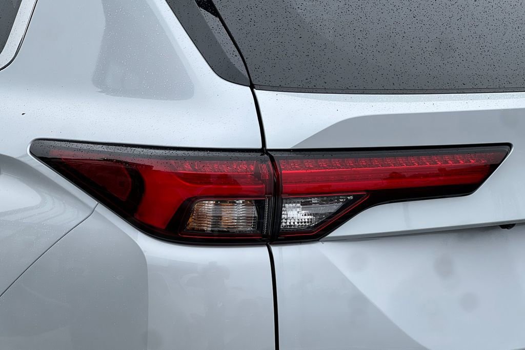 New 2025 Mitsubishi Outlander SE image 28