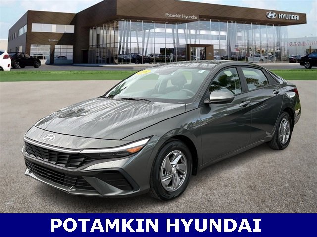 Used 2025 Hyundai Elantra SE image 1