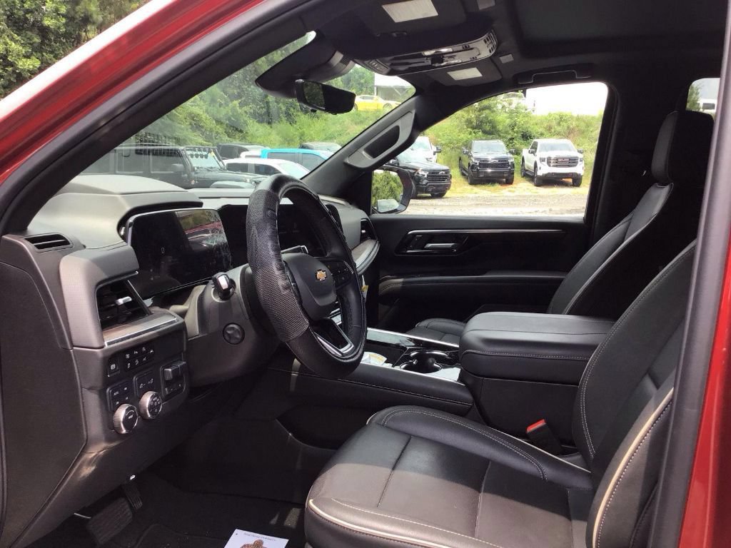 Used 2025 Chevrolet Tahoe Premier AWD/4WD image 9