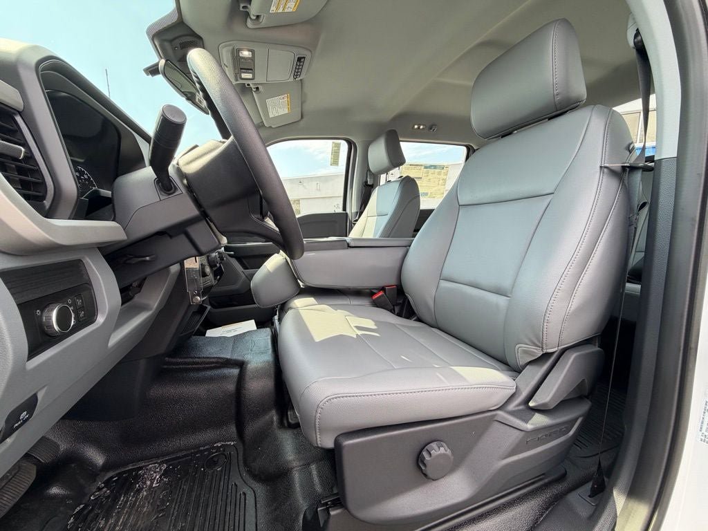 New 2026 Ford F550 4x4 Crew Cab image 14