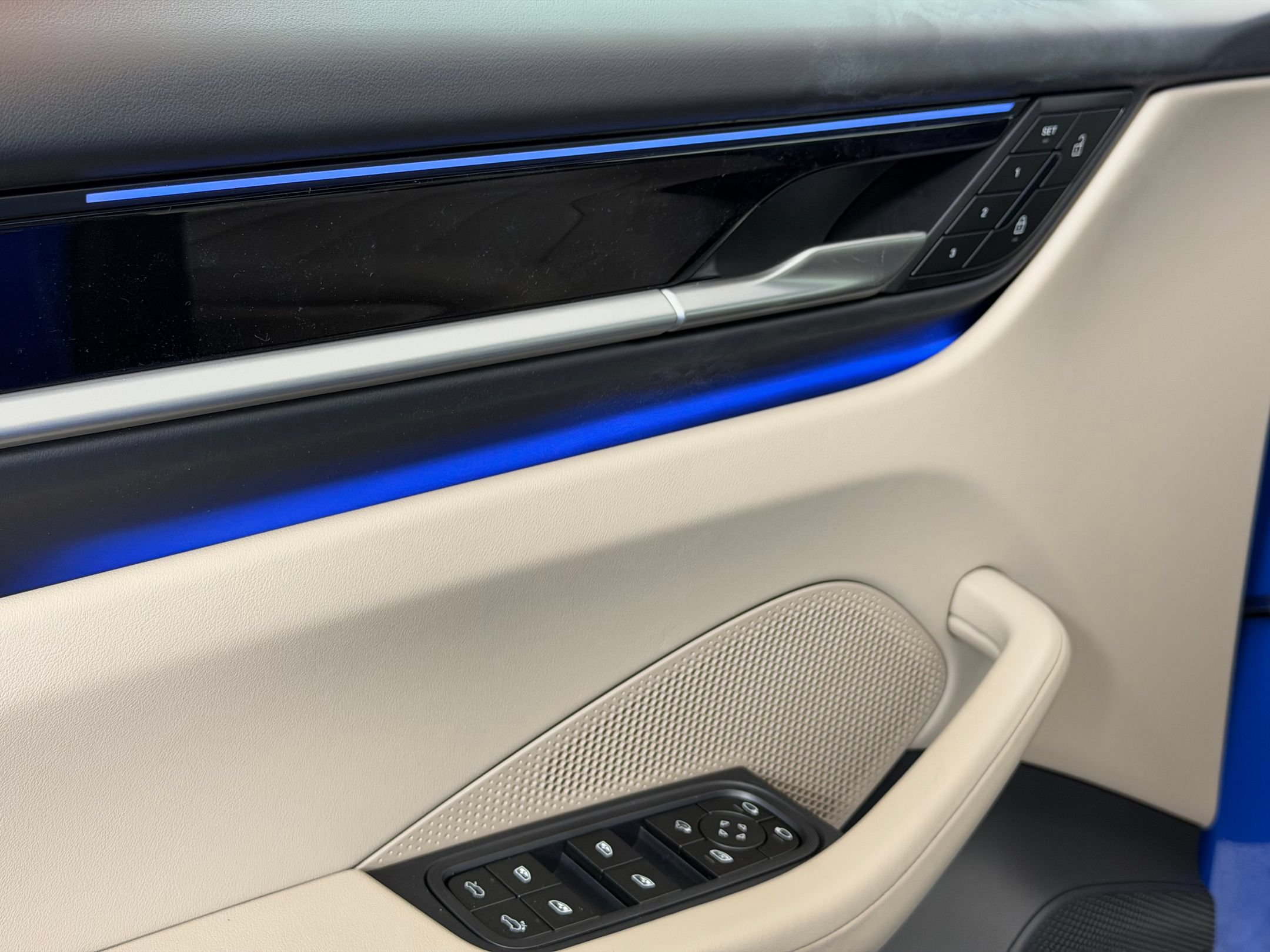 Used 2026 Porsche Macan Electric RWD image 16