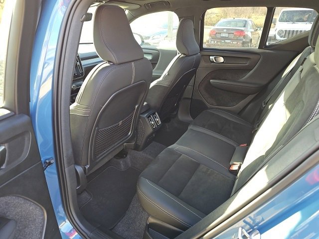 Used 2025 Volvo XC40 B5 Plus image 12