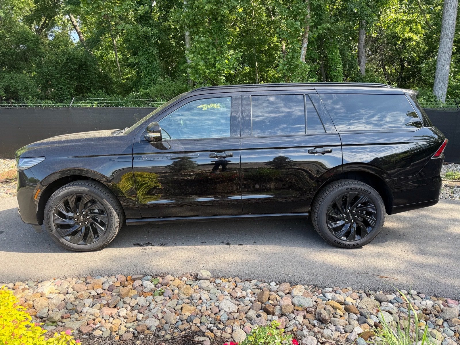 New 2026 Lincoln Navigator Reserve w/ Jet Appearance Package AWD/4WD image 2