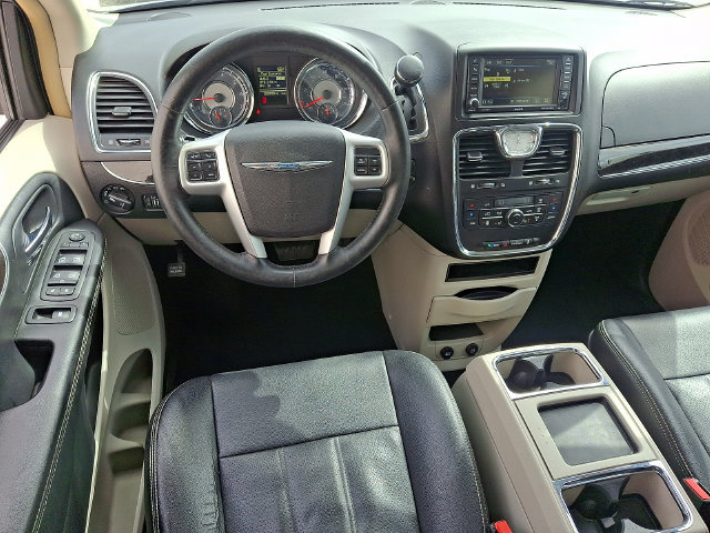 Used 2016 Chrysler Town & Country Touring-L FWD image 2