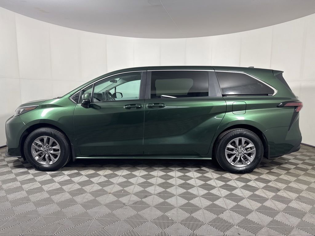 Used 2025 Toyota Sienna LE image 2