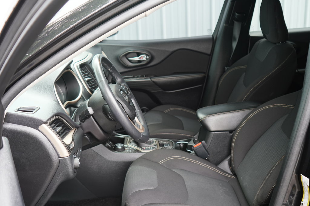Used 2016 Jeep Cherokee Latitude w/ Comfort/Convenience Group AWD/4WD image 12