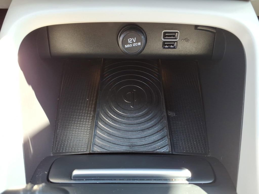 Used 2019 Volvo XC40 T4 Momentum image 28