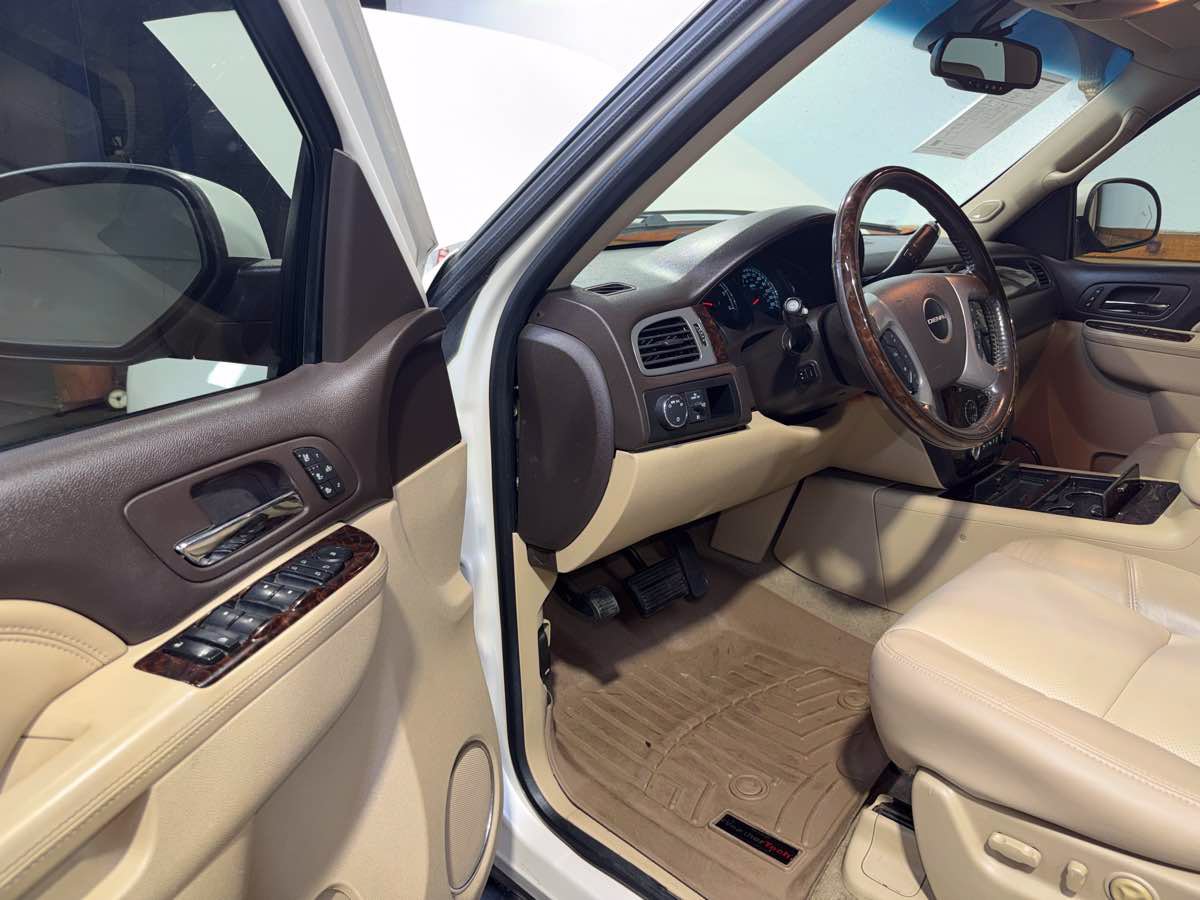 Used 2014 GMC Yukon Denali RWD image 16