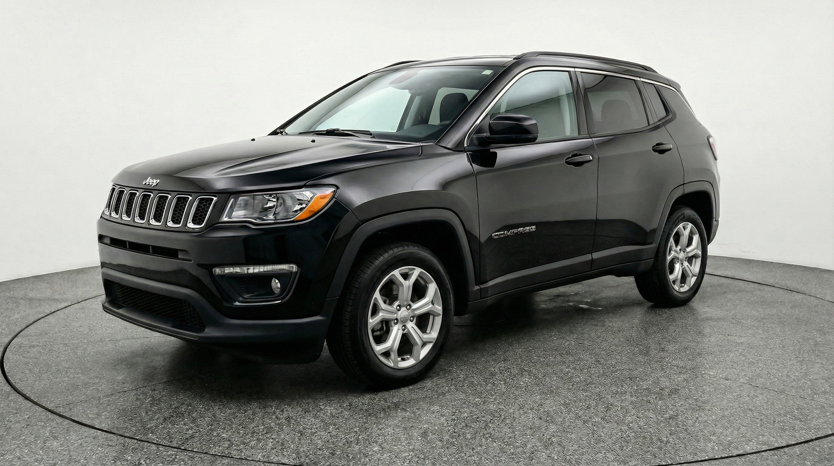 Used 2025 Jeep Compass Latitude AWD/4WD image 3