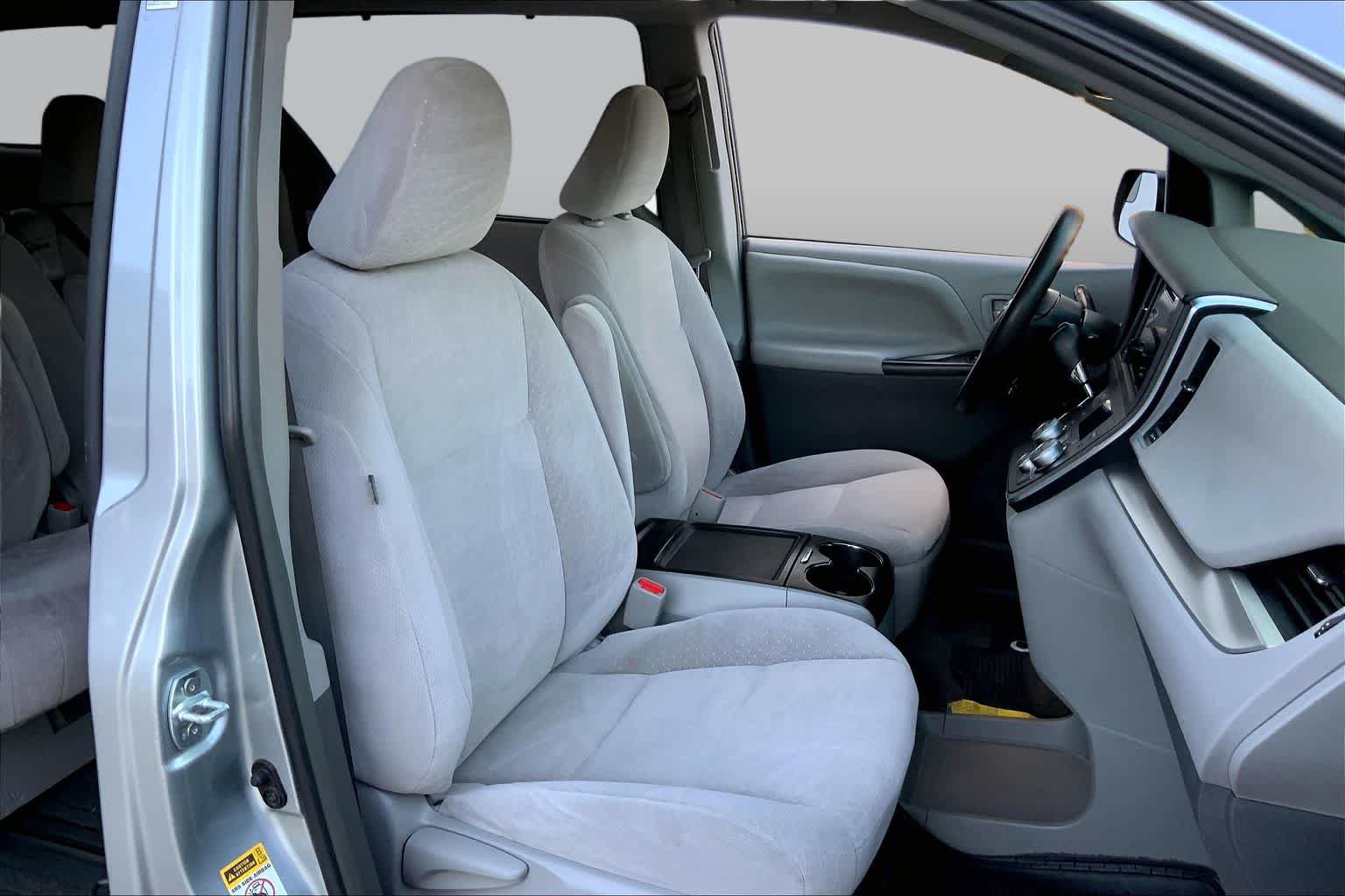 Used 2015 Toyota Sienna LE FWD image 9