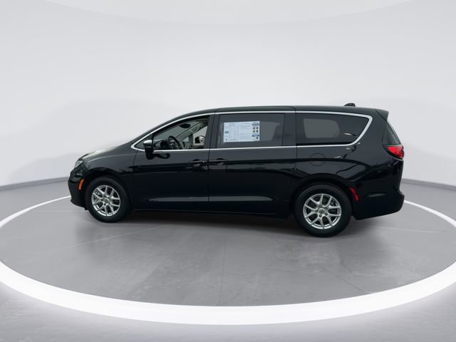 Used 2024 Chrysler Pacifica Touring-L image 5