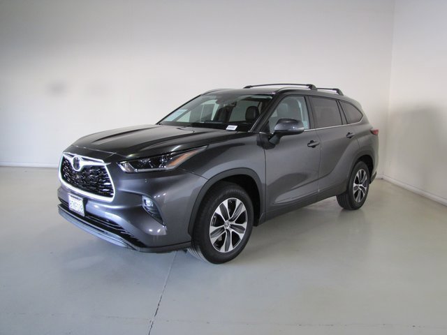 Used 2021 Toyota Highlander XLE image 1