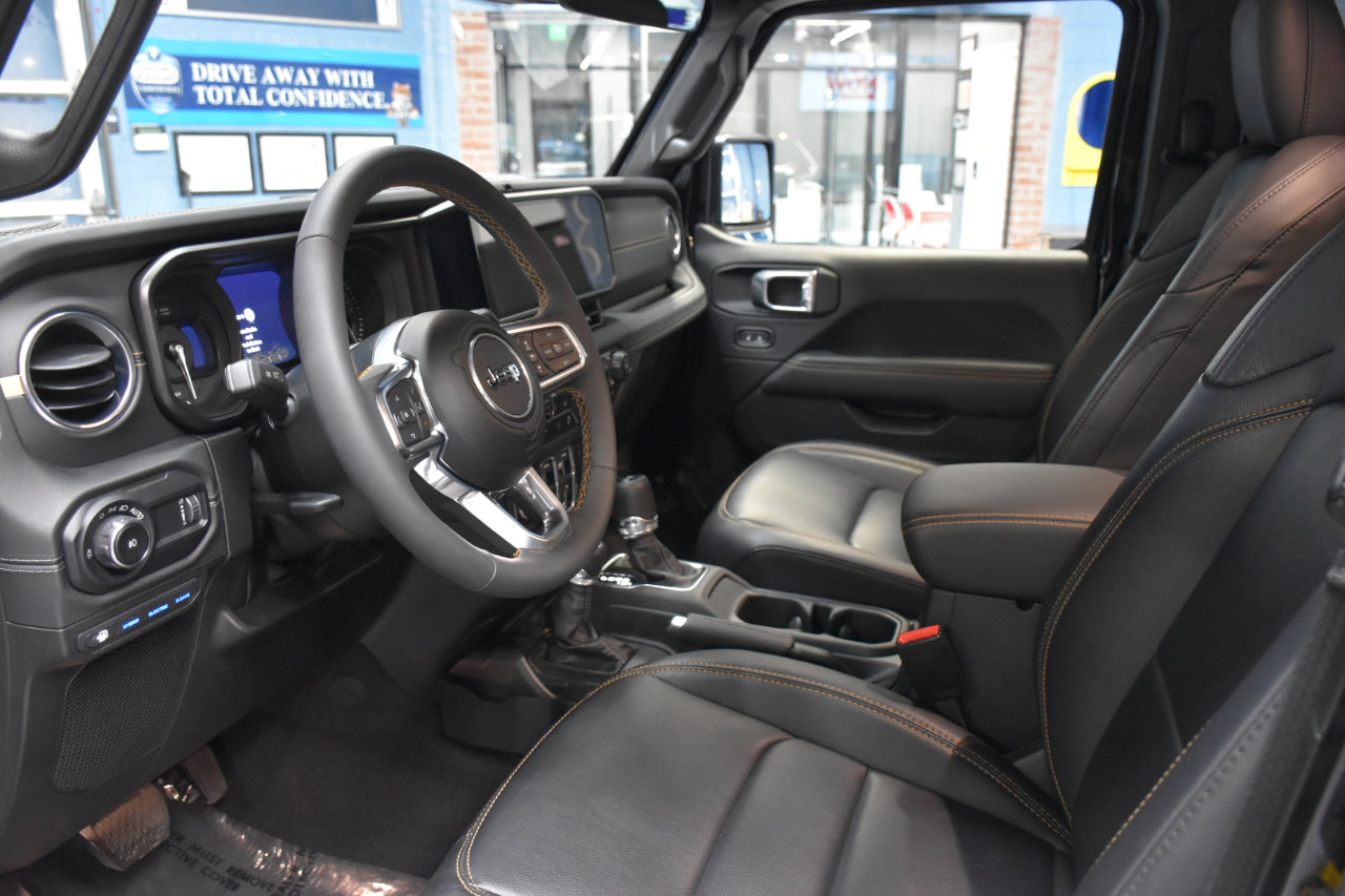 Used 2024 Jeep Wrangler Unlimited Sahara w/ Technology Group image 26