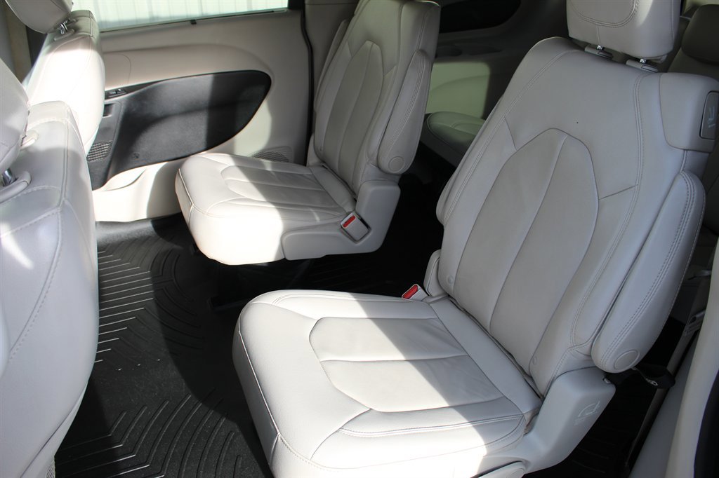 Used 2017 Chrysler Pacifica Touring-L FWD image 7