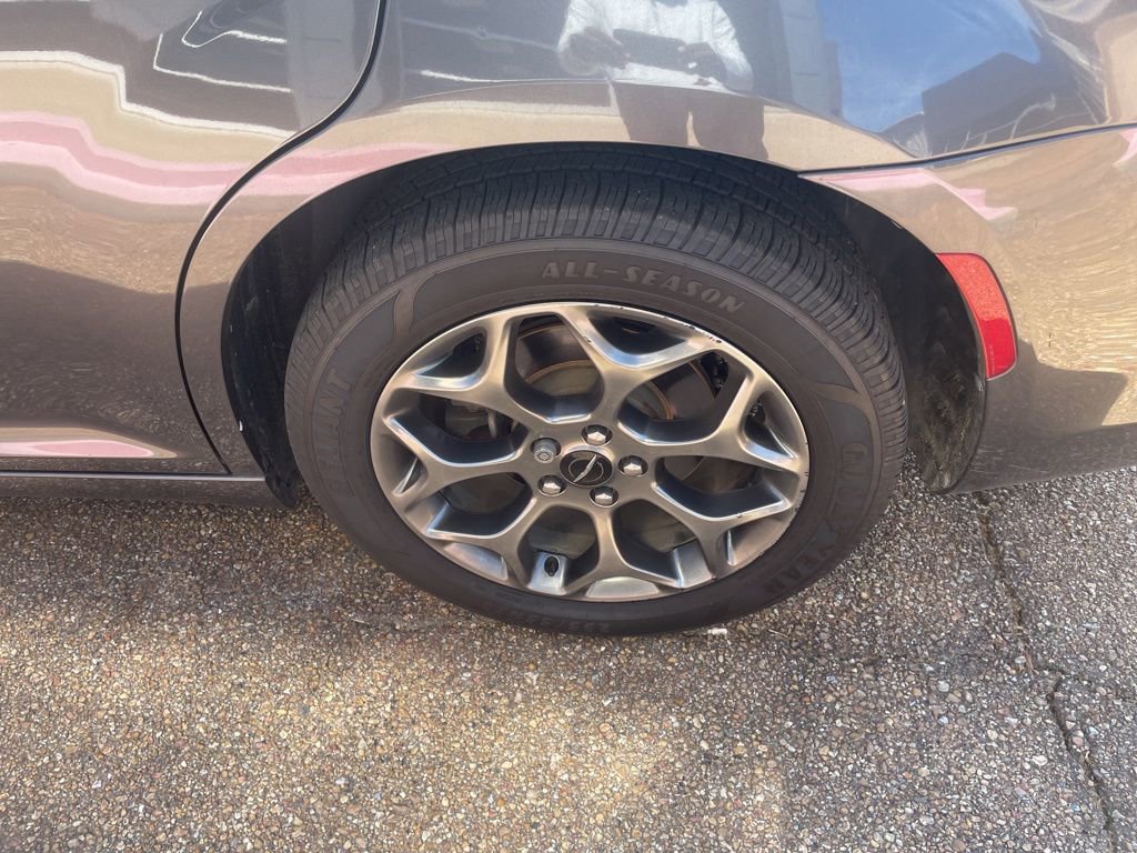 Used 2016 Chrysler 300 S image 4