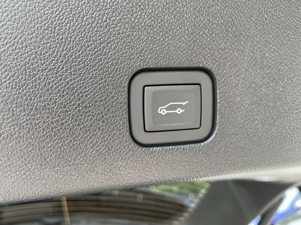 New 2025 Cadillac XT6 Luxury image 12