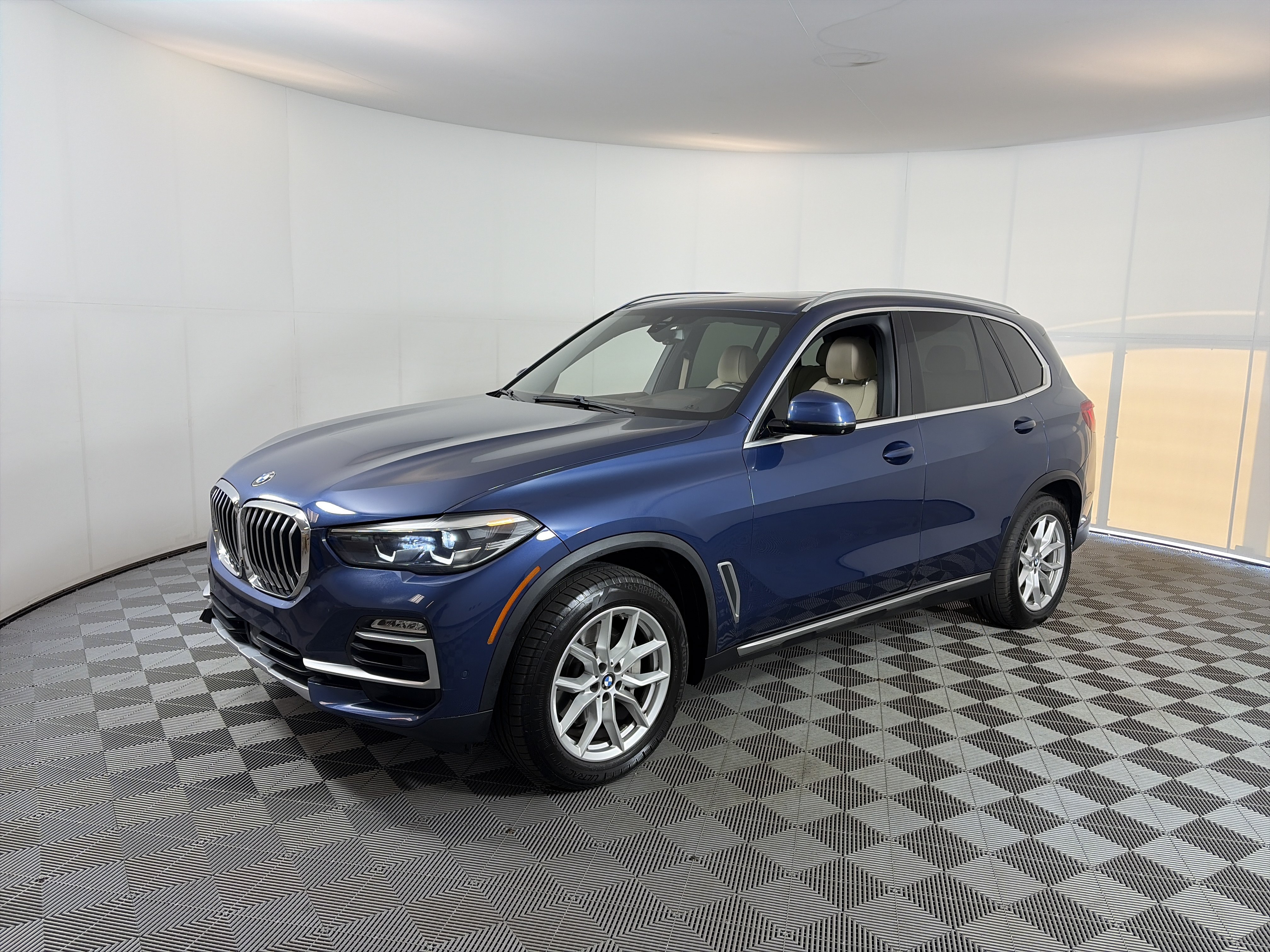 Used 2019 BMW X5 xDrive40i w/ Premium Package 2 AWD/4WD image 2