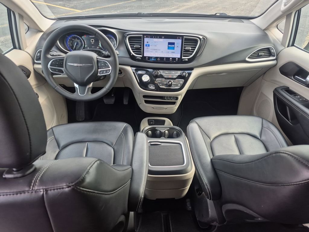 Used 2024 Chrysler Pacifica Touring-L FWD image 23